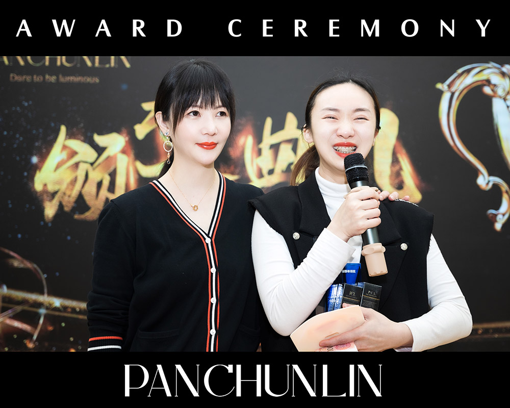 pcl商学院院长王娜女士和学员合影